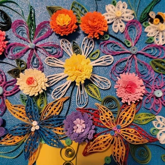 Quilled bouquet of flowers in vase - Picture 3 of 3